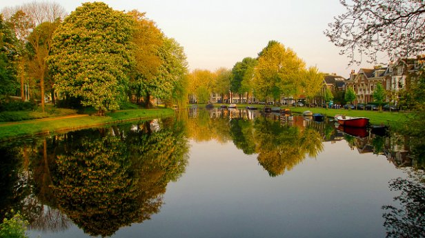 /Uno de los canales de Haarlem