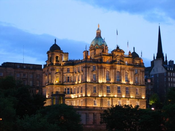 /Banco de Escocia iluminado